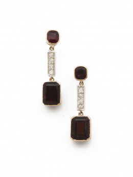 668.  Pendientes largos con diamantes y granates redondos y rectangulares articulados entre sí por barra de diamantes.
