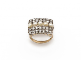 715.  Sortija Belle époque con frente rectangular, cuajado de diamantes de talla rosa con línea central de perlas finas.