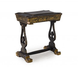 1012.  Costurero para la exportación en madera lacada en negro y dorado, decorado con escenas palaciegas y motivos vegetales sobre patas de dragón.China, S. XIX.