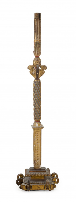 1348.  Hachero siguiendo modelos del S. XVII en madera tallada, policromada y dorada.