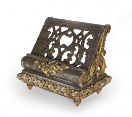 1339.  Atril de madera tallada, estucada y dorada, con aplicación de flores.Trabajo español, pp. del S. XIX.