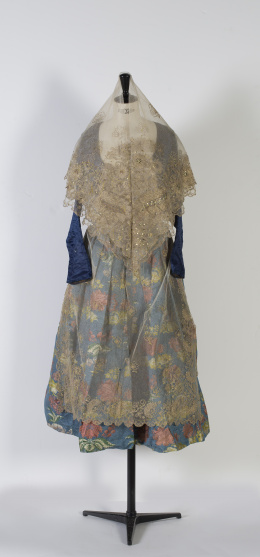 1489.  Traje de valenciana en seda bordada, seda de raso, bordado de tul con flores cosidas y abalorios.Trabajo valenciano, S. XVIII - XIX.