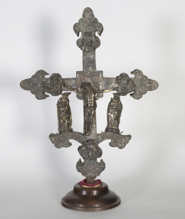 1038.  Cruz de altar de plata en su color con alma de madera.Trabajo español, S. XV - XVI.
