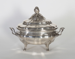 1414.  Sopera blasonada de plata en su color, torneada y cincelada. Con marcas.Madrid, h. 1762-64. Marca personal Juan de San Faurí..