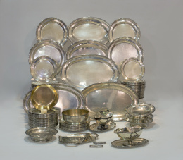 1409.  Vajilla de plata en su color estilo Luis XVI con escudo bajo corona de marqués.Madrid Villa y Corte, Adradas, 1909. .