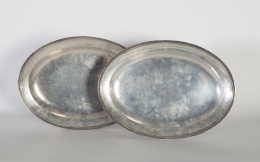 1416.  Pareja de fuentes ovaladas de plata en su color, con orla decorativa de hojas.Madrid, compañía el Iris*, 1862.