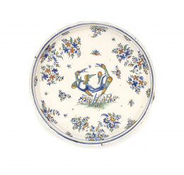 1153.  Fuente circular de cerámica esmaltada, decorada con temas chinesos.Alcora, primera época, 1735 - 1760.