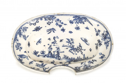 1152.  Bacía de cerámica esmaltada en azul cobalto, serie chinesca.Alcora, primera época, 1735 - 1760.