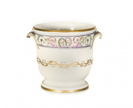 1157.  Enfriador de porcelana tierna, esmaltada con decoración inspirada en Sévres. Marcado en la base con una “A” en dorado.Alcora, 1784 - 1788.