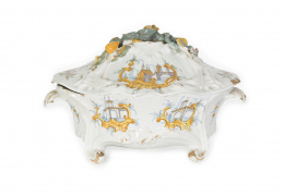 1154.  Sopera de cerámica esmaltada de la serie rocalla, tapa con pomo modelado con frutas y hojas.Alcora, serie rocalla 1749-1770.