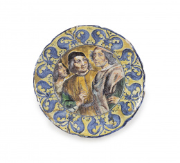 1176.  Plato de cerámica esmaltada en el asiento tres personajes lleva inscrito “Domenico Chirlandaj”Trabajo italiano, S. XVI - XVII.