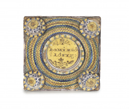 1171.  Vasera de cerámica esmaltada en amarillo, ocre, azul y manganeso, en asiento lleva el nombre de: “Domingo López.”Talavera, S. XVII .