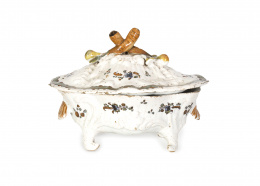 1166.  Sopera de cerámica esmaltada, “serie alcoreña”,  tapa rematada en frutos y decoración de flores.Talavera, S. XVIII.