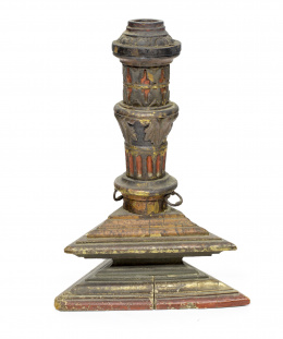 1110.  Hachero de madera tallada y policromada, con forma triangular en la base.Trabajo levantino, S. XVI.