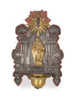 1165.  Benditera Carlos IV de plata en su color y plata dorada, aplicada a madera lacada de rojo.Trabajo levantino, ffs. del S. XVIII - pp. del S. XIX..