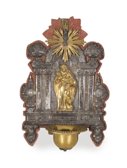 1165.  Benditera Carlos IV de plata en su color y plata dorada, aplicada a madera lacada de rojo.Trabajo levantino, ffs. del S. XVIII - pp. del S. XIX..