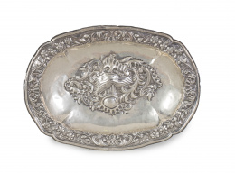 1219.  Bandeja de plata en su color, decoración repujada con rocalla. con marcas.Damián de Castro, S. XVIII .