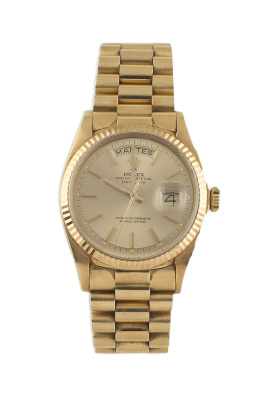 827.  Reloj ROLEX Oyster perpetual Day Date en oro amarillo de 18K. Año 1974. Con estuche y garantía original.