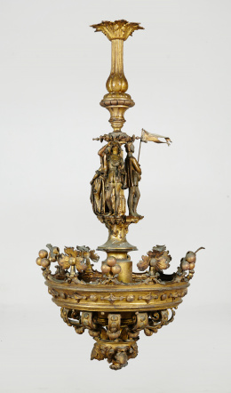 1004.  Lámpara de metal dorado con corona de marquésy las figuras escultóricas de los reyes católicos y Cristóbal Colón.h. 1900.