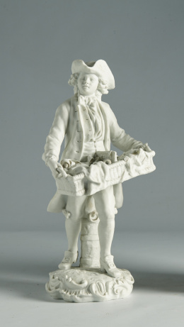 1454.  “Niño dieciochesco” En biscuit con cesto, con marcas de la Moncloa. S. XIX..