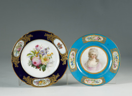 1456.  Plato de porcelana blasonado, esmaltado en azul real y dorado.Francia, S. XIX.