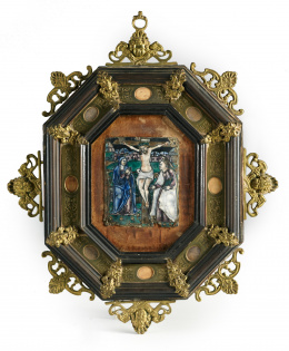 893.  “La Crucifixión”Placa en esmalte.Con marco ochavado de madera con piedras duras y  bronce dorado con cuatro querubines en bronce.Trabajo flamenco oIitalino, S. XVII..