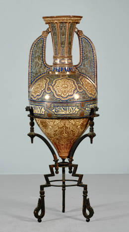539.  “Vaso de la Alhambra” de cerámica esmaltada en reflejo dorado y azul,  de decoración epigráfica, geométrico y vegetal, siguiendo modelos del S. XIV.Granada o Manises, ff. S. XIX..