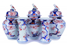 433.  Garniture, conjunto de cinco piezas en porcelana china estilo Imari para la exportación, “Compañía de Indias”.China, dinastía Qing, S. XVIII