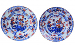 435.  Pareja de platos en porcelana china esmaltada tipo Imari, "Compañía de Indias"China, dinastía Qing, periodo Qianglong S. XVIII