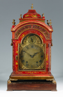 443.  Charles Le Roy, ff. del S. XVIII.Reloj bracket con caja inglesa lacada en rojo y dorado y maquinaría francesa, firmada “Ch. Le Roy A Paris” en el reverso.