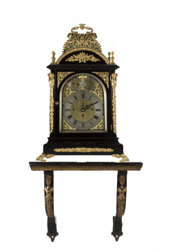 978.  Reloj de sobremesa tipo “Bracket” de época victoriana, sobre ménsula, en madera de cedro ebonizada y aplicaciones de bronce dorado.Inglaterra, mediados S. XIX
