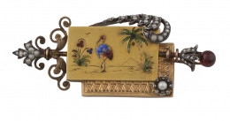 21.  Broche de pp s.XX con esmalte de inspiración egipcia en rectángulo enmarcado por motivos a modo de flecha y plumas de perlas finas.