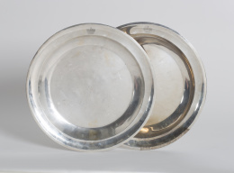 631.  Par de platos de plata en su color con marcas de Madrid Villa y Corte, con corona de príncipe centroeuropeo grabada.Real fábrica de Platería Martínez, 1822 - 1823..