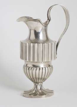 632.  Jarro de plata en su color, con marcas de Madrid, Villa y Corte.Real fábrica de Platería Martínez, h 1843.