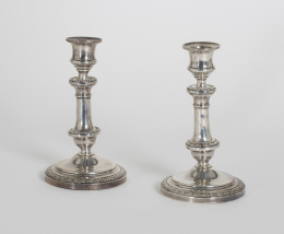 629.  Pareja de candeleros de plata en su color con marcas de Madrid, Villa y Corte.Real fábrica de Martínez, h. 1843..