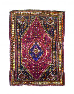 958.  Alfombra persa en lana con motivos geométricos sobre fondo rojo.