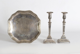 1051.  Pareja de candeleros estilo Jorte III de plata en su color el fuste en estípite acanalado. Con marcas.Cádiz 1796, G. Diaz..