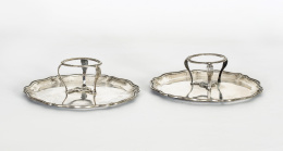 1048.  Pareja de mancerinas de plata en su color con marcas.España, último cuarto del S. XVIII.