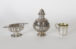 1035.  Catavinos de plata en su color, de decoración de lóbulos y asas de tornapuntas con una cabeza.Trabajo holandés o alemán, S. XVIII.