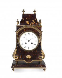 1059.  Reloj de sobremesa estilo Luis XV en carey y monturas en broce dorado.Francia, S. XIX