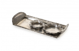 551.  Mancerina doble de plata en su color con marcas, decoración repujada de hojas.Sellán, Madrid, Villa y Corte 1848.