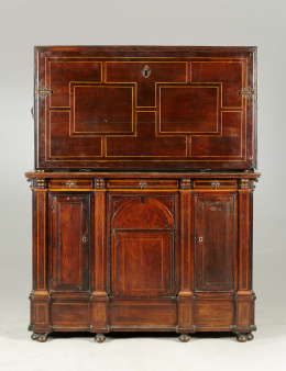 334.  Importante escritorio arquitectónico con pie cerrado.Castilla, ffs. S. XVI. .