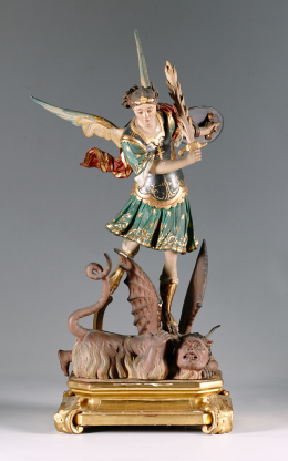 600.  “El Arcángel San Miguel”Madera tallada y policromada y tela enliezada.Escuela española, S. XVIII - S. XIX..