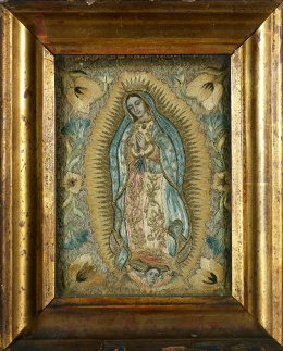 444.   Virgen de Guadalupe, Bordado a pintura de seda e hilos cosidos dorados, cara y manos pintados al óleo.Trabajo Novo-hispano, S.XVIII..