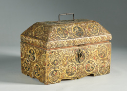 535.  Cofre con tapa a dos aguas de madera estucada, policromada, con decoración de elementos vegetales.Trabajo veneciano, S. XV - XVI..