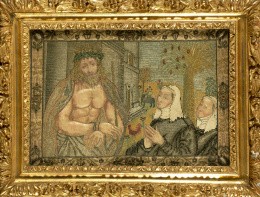 330.  “Ecce Homo con dos monjas donantes”Bordado relicario en seda pintada, hilo de seda entorchada en plata de su color y dorada. Con una malla de plata crea el edificio el cielo y la capa del cristo.Trabajo Navarro, ff.S. .XVII- pp.XVIII.