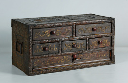 934.  Papelera en “pastiglia”, pintada con restos de corleadoTrabajo italiano, S. XVII y posterior..