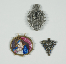 403.  Medalla de cofradía en plata, de la “Virgen con el Niño”.S. XVIII-XIX.