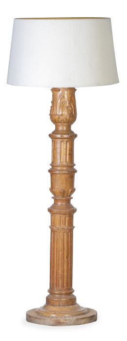 1356.  Torchero renacentista en madera de pino tallado, transformado en lámpara.Trabajo español, S. XVI.