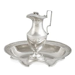 503.  Jarro y jofaina de plata. Con marcas.En su soporte original en palma de caoba tallada.Miguel Bercial, Valladolid Corte, año 1807. 